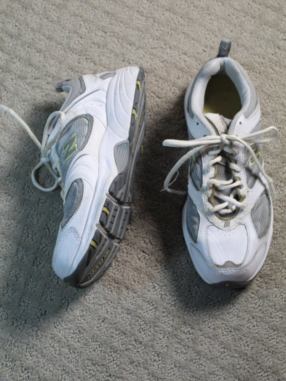 New Balance Size 8 Grey & White Leather & Mesh Low Top Lace Up Athletic Shoes